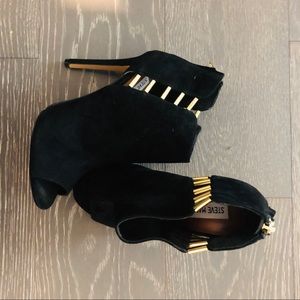 NEW Steve Madden - black booties with gold